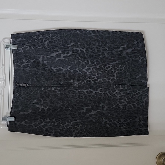 Studio Point, Size 6 Black / Gray Leopard or Cheetah Pencil Skirt, Exc. Cond. - Picture 2 of 10